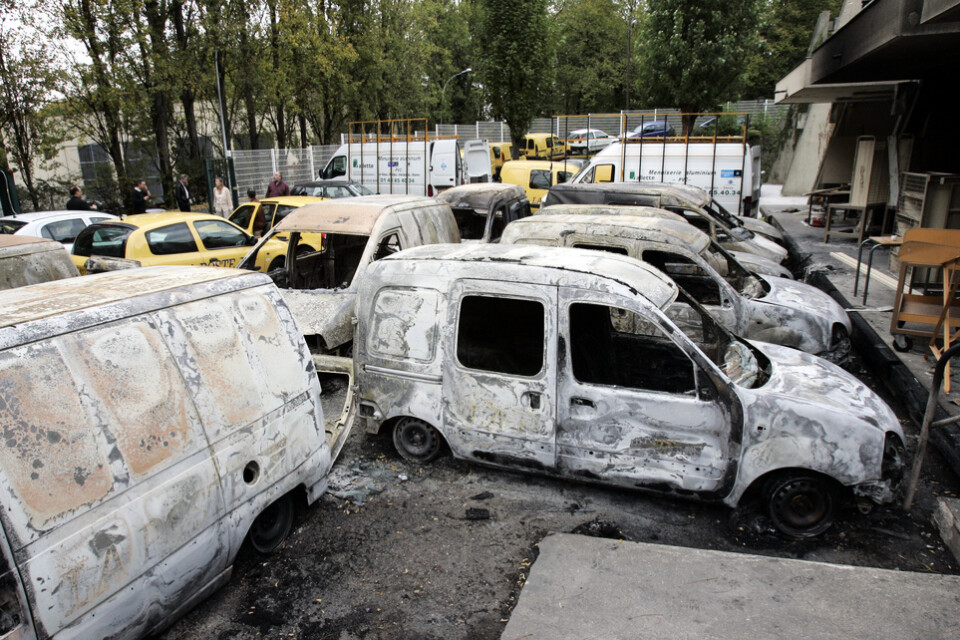 Bild från de våldsamma utlopp som 2005 rasade i Frankrike. Bilden visar utbrända bilar i Parisförorten Clichy-sous-Bois. Arkivbild.