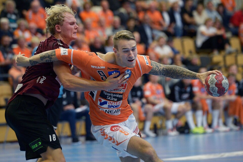 IFK:s Stig-Tore Moen Nilsen och Lugis Alfred Jönsson under ett av lagens möten tidigare under säsongen.