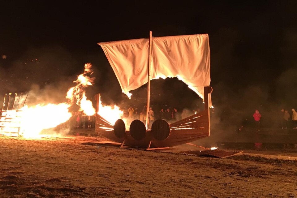 På fredagskvällen samlas tusentals besökare vid strandkanten för att se på den traditionella eldningen av vikingaskeppet.