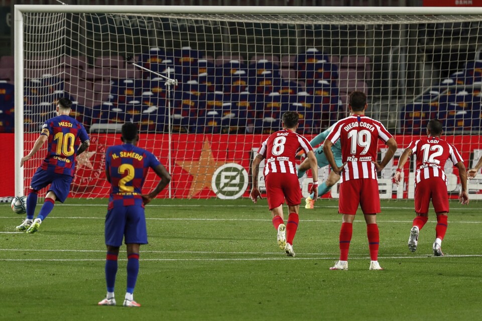 Lionel Messi, till vänster, firade sitt 700:e mål mot Atlético Madrid – men fick nöja sig med kryss.
