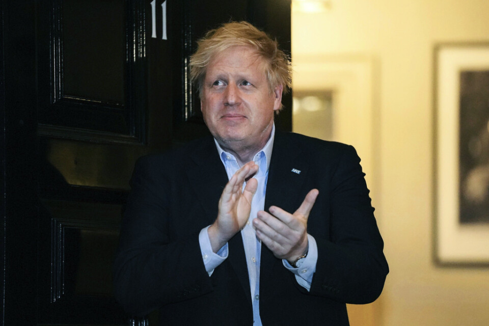 Storbritanniens premiärminister Boris Johnson när han den 2 april hyllar landets sjukvårdspersonal med en applåd. Några dagar senare blev han själv inlagd på sjukhus efter att hans besvär blivit värre sedan han smittats av coronaviruset. Arkivbild.