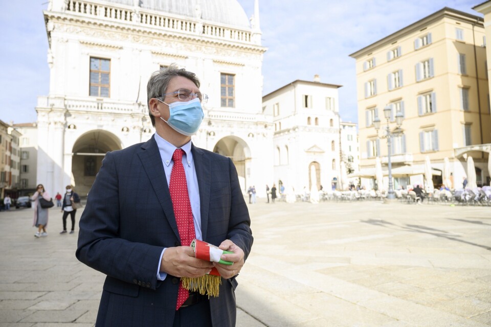 Borgmästaren i Brescia, Emilio Del Bono, framför Palazzo della Loggia där han har sitt kontor. I handen håller han borgmästarebandet.