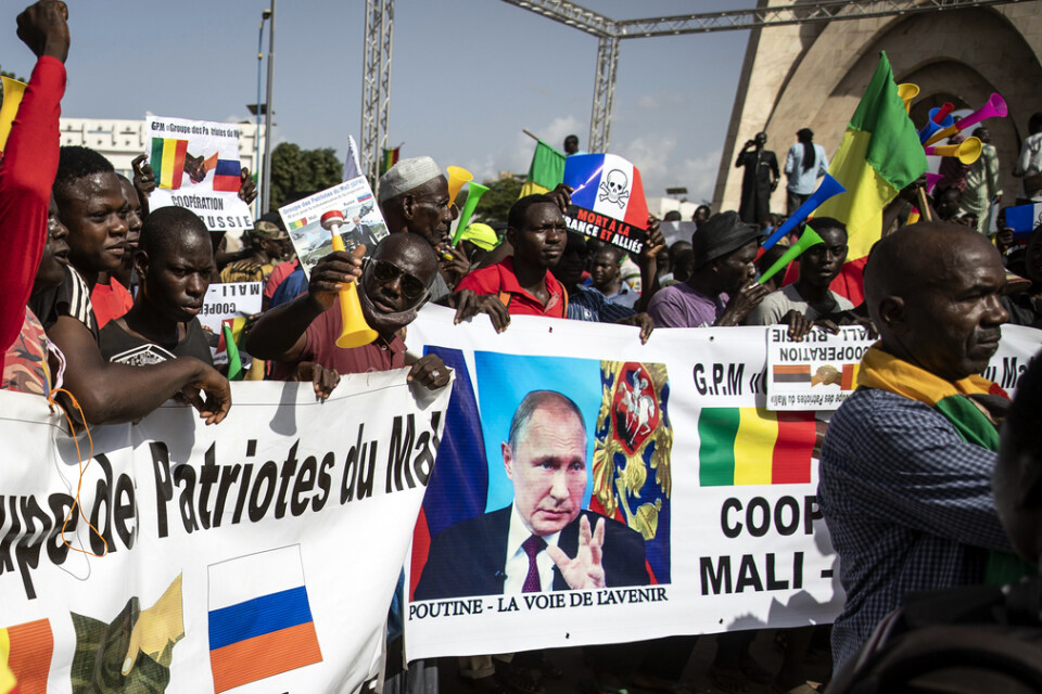 Franska och ryska intressen är på kollisionskurs i Väst- och Nordafrika. Här demonstrerar malier i huvudstaden Bamako, med skyltar där Rysslands president Vladimir Putin beskrivs som "vägen till framtiden" på franska. Arkivbild från september.