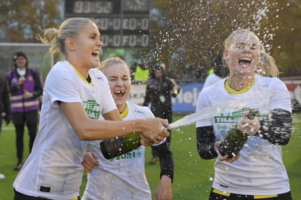 Hammarbys Alice Carlsson firar att laget är klart för damallsvenskan.