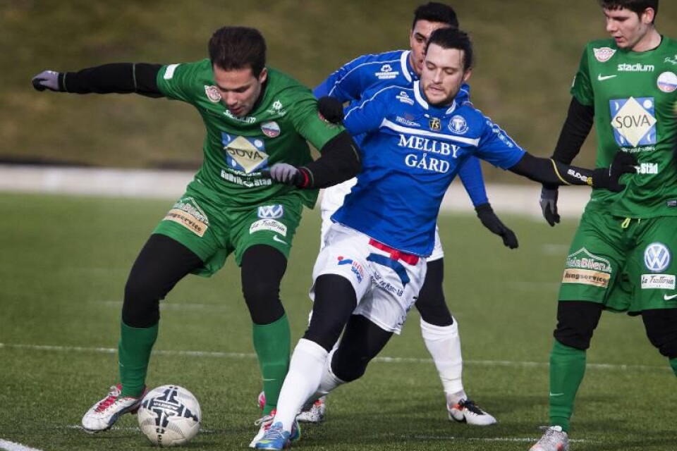 Patrik Åström försöker vinna en närkamp. Högermittfältaren spelade fram till båda TFF:s mål.