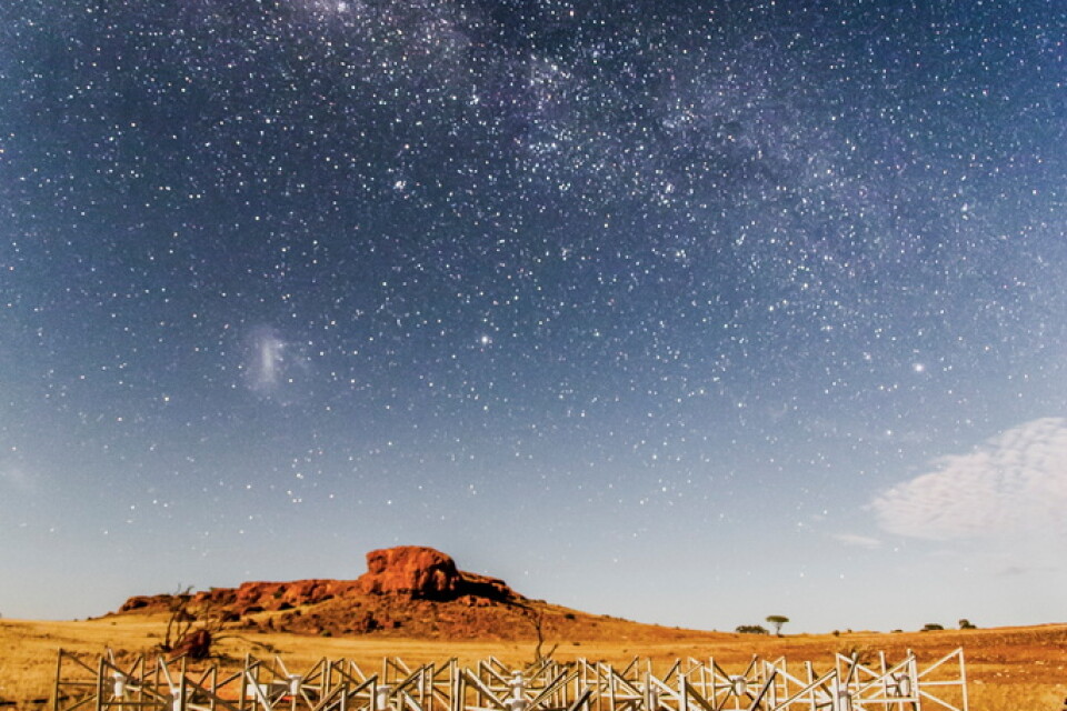 "Tile 107", som utgör en del av radioteleskopet MWA långt ut på obebodd landsbygd i delstaten Western Australia.