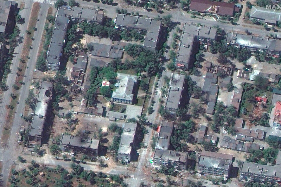 Satellitbild från Maxar visar skadade byggnader omkring ett sjukhus i Sievjerodonetsk. Bild tagen 6 juni.