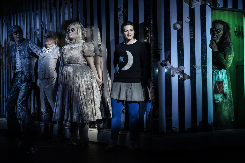 Coraline handlar om en spegelvänd värld där föräldrarna inte har tid för sin dotter. Nu sätts berättelsen upp på Folkoperan i Stockholm. Pressbild.