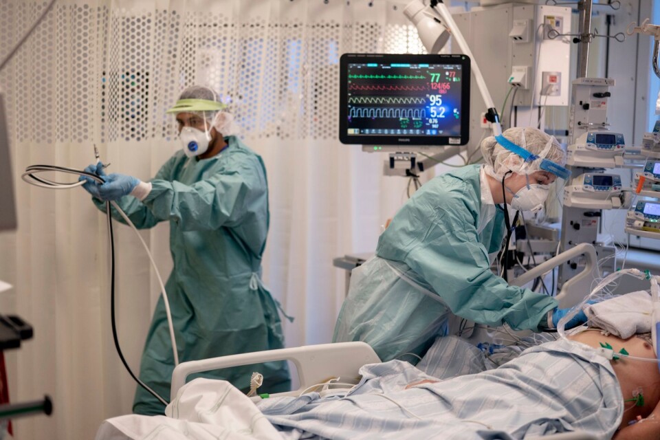 Under tisdagen fick åtta patienter i Skåne med konstaterad covid-19 intensivvård, 253 personer var inlagda på en vårdavdelning på sjukhusen i Skåne.