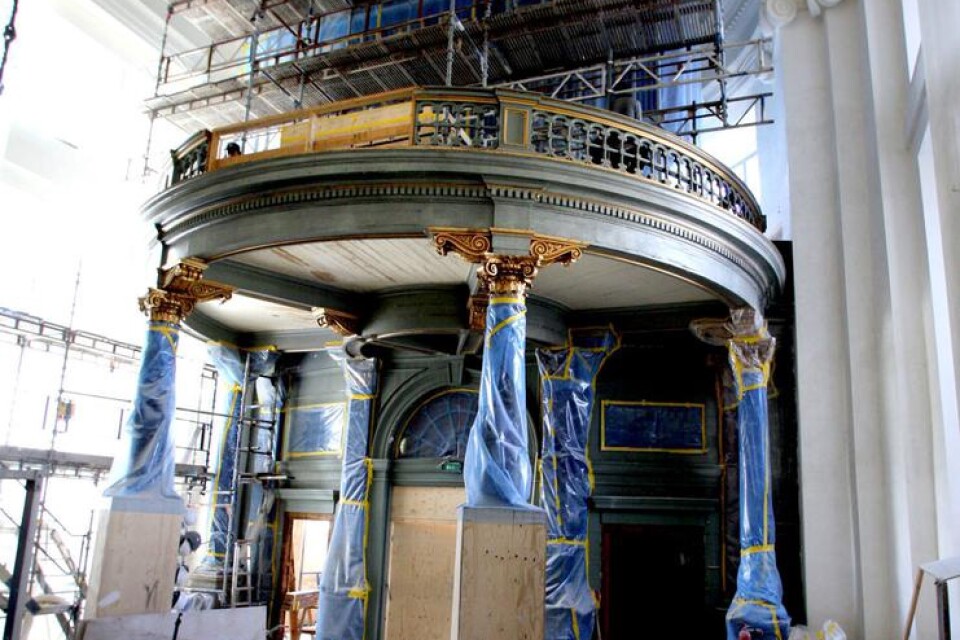 Orgelläktarens balustrad ska återskapas och återfå det utseende det hade på 1800-talet. Den tio meter höga orgeln är inklädd med skyddande plast.