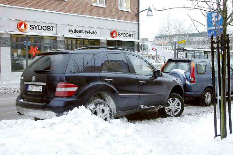Med låsta diffar och höjd markfrigång går det att parkera i en snödriva.Foto: Stefan Nilsson