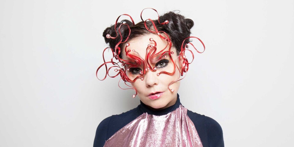 Björk erbjuder inga paketlösningar när hon gräver sig hemåt och inåt