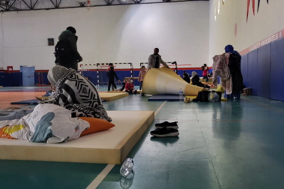 Gymnastiksalen i Gaziantep där familjen sökt skydd efter skalven.