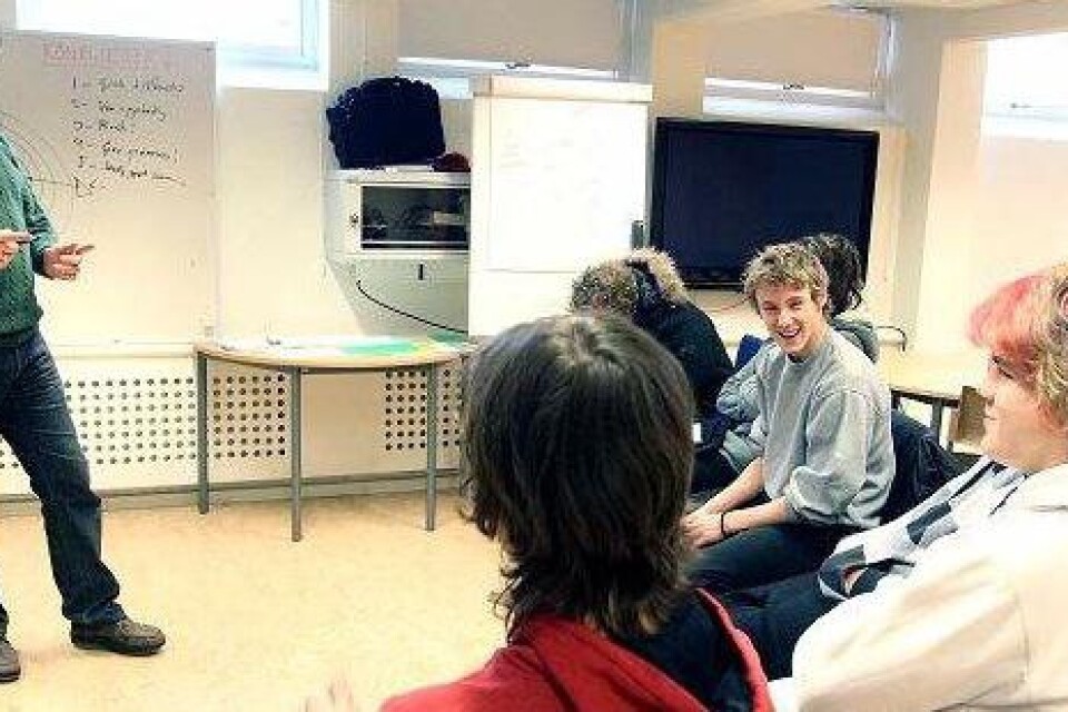 Michael Högberg, konsult inom konflikthantering, lär eleverna prata om och relatera till olika känslor. Bild: Sprisse Nilsson