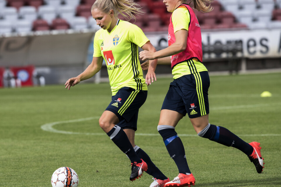 Jonna Andersson och Magdalena Eriksson kan utses till mästare när den engelska ligan avslutas i förtid. Arkivbild.