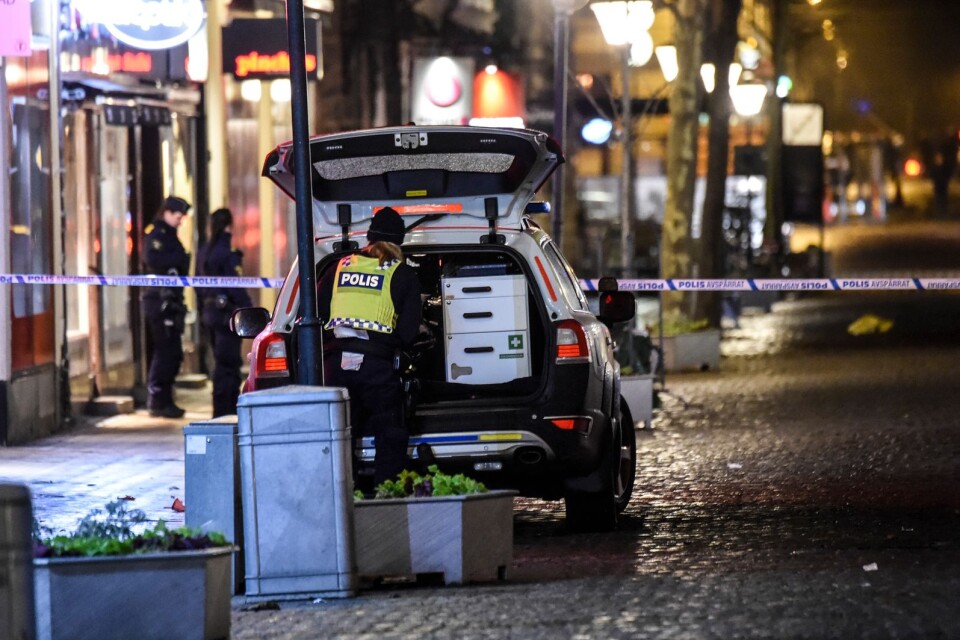 A large number of police officers were at the scene by Stora Torg on Saturday night.