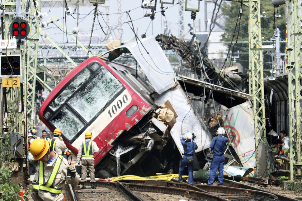 Tåget spårade ur efter en krock med en lastbil i Yokohama, nära Tokyo i Japan.