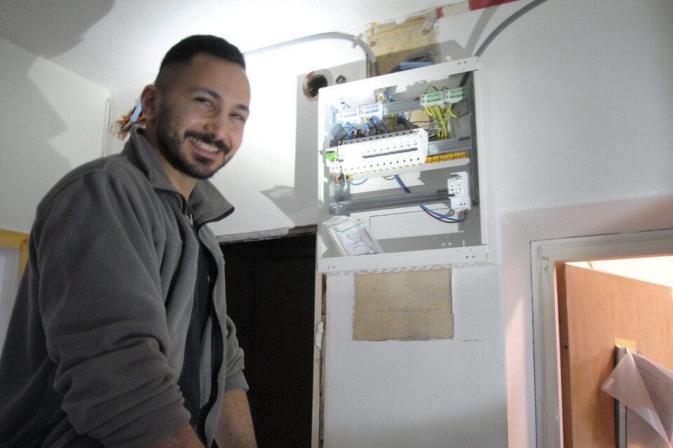 Ahmed Syrah, 27, jobbade som elektriker i sex år i Syrien. Utan kommunens satsning på långtidsarbetslösa unga, varav många är nyanlända, hade han förmodligen inte haft ett avlönat jobb i dag.                                                              Foto: stefan Olofson