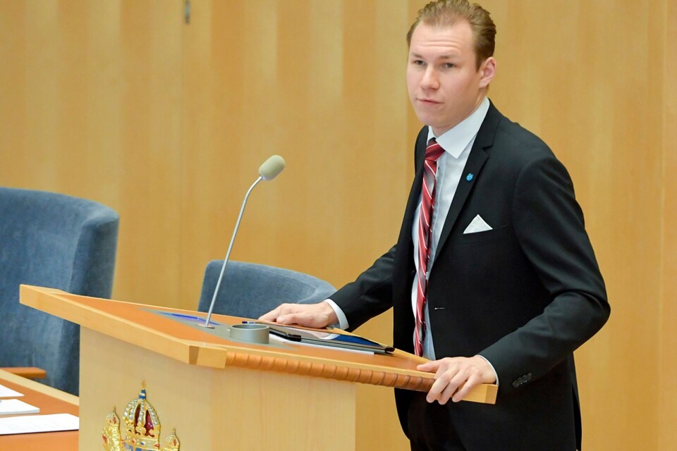 Sverigedemokraternas Markus Wiechel i talarstolen under en utrikespolitisk debatt i riksdagen. Nu har han tagit position i Syrienkrisen.