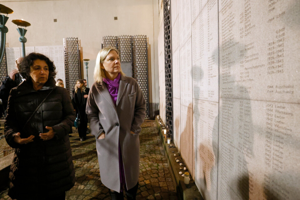 Lena Posner Körösi, ordförande i Judiska församlingen, och statsminister Magdalena Andersson vid minnesmuren för Förintelsens offer utanför synagogan i Stockholm.