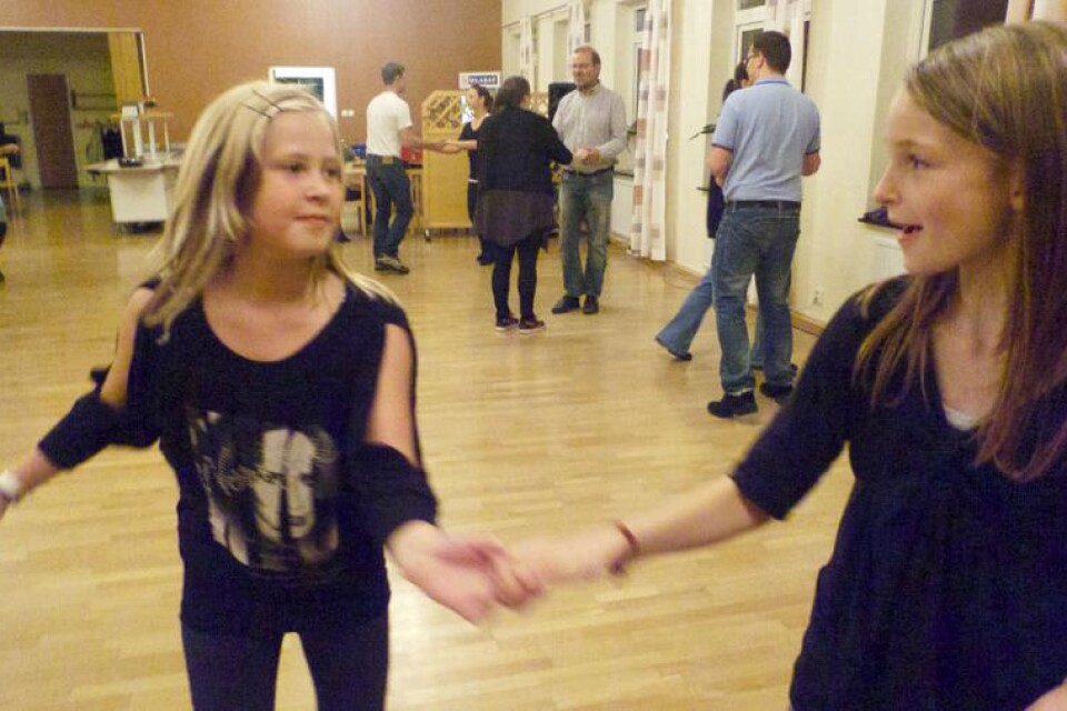 Amanda Håkansson och Emilia Aronsson tillhör de unga deltagarna i Skruvs dansförenings kurs i bugg.