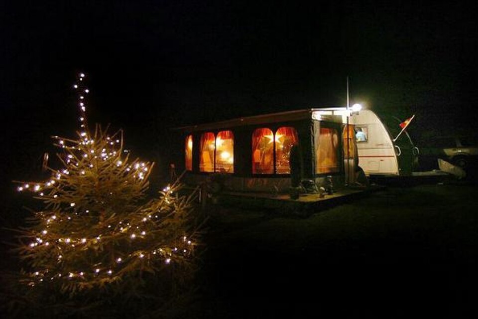 Utegran och stjärnor i fönstret. Också året runt boende i husvagn som Mia och Åke Silverberg vid Tykarpsgrottan, vill ha julstämning. BILDER: BOSSE NILSSON