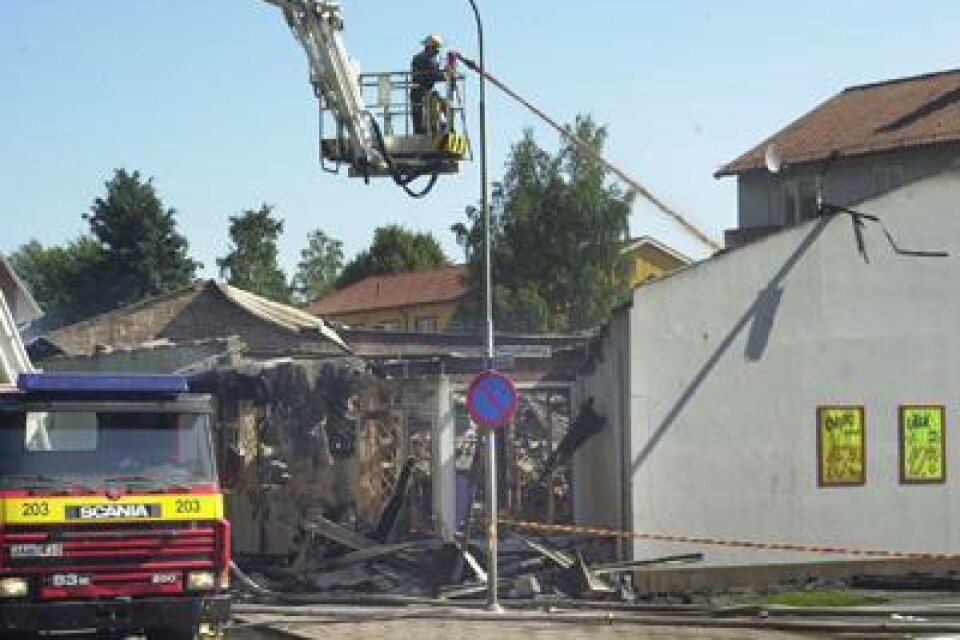 Närbutiken Österås Livs blev helt utbränd efter attentatet, då två gärningsmän krossade en ruta och kastade in en molotovcocktail.