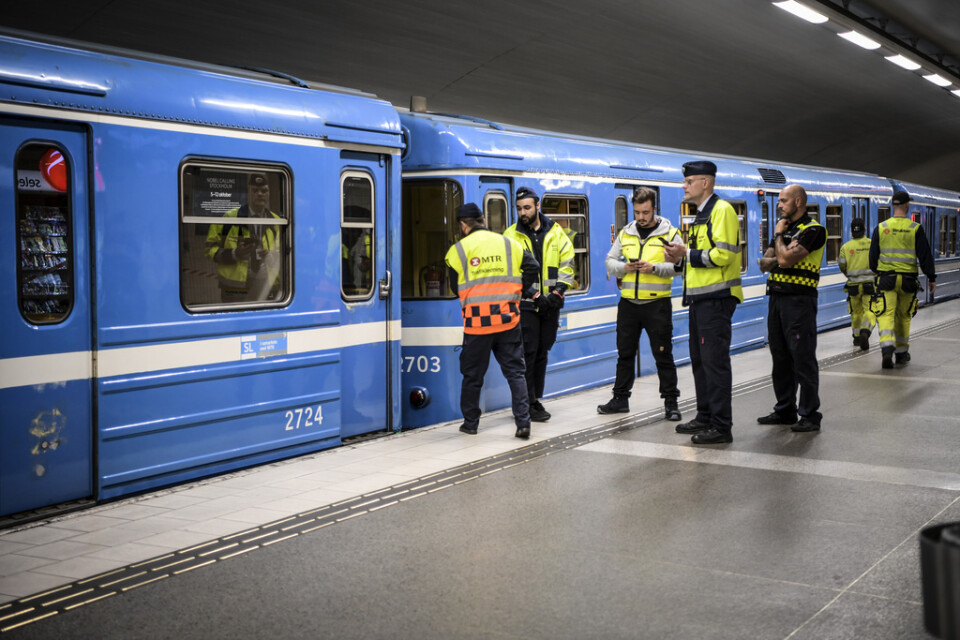 Ett tunnelbanetåg har spårat ur och orsakar stora förseningar i kollektivtrafiken i Stockholm.