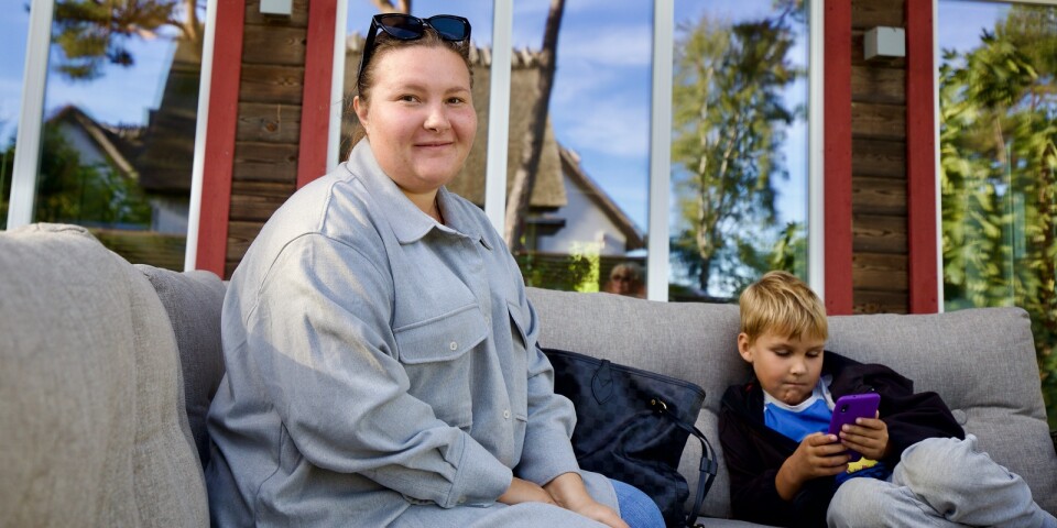 Katia Karbiuk och sonen Marko Karbiuk har motstridiga känslor inför att flytta tillbaka till Ukraina. Marko trivs bra i skolan. Men mamma Katia tycker att livet blir för tufft i Sverige.