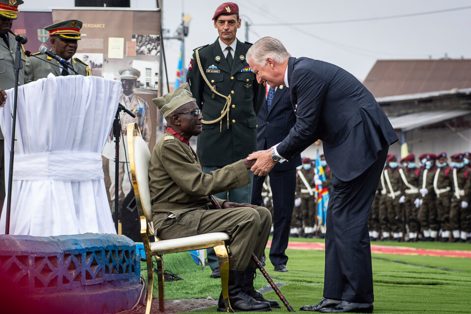 Kung Philippe av Belgien hälsar på 100-årige Albert Kunyuku i Kinshasa i Kongo-Kinshasa. Kunyuku är den siste levande kongolesiska veteranen från andra världskriget.