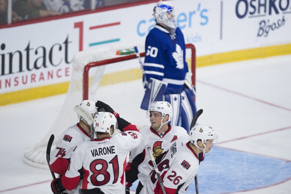 I bakgrunden Kasimir Kaskisuo under sin tid i NHL-laget Toronto 2016. Arkivbild.