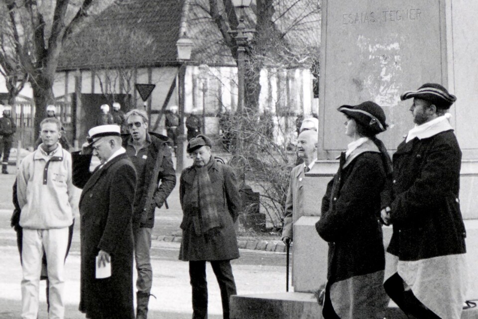 Gustaf Ekström står bakom statyn vid kransnedläggningen för Karl XII den 30 november 1994 i Lund, någon månad innan Jimmie Åkesson gick med i Sverigedemokraterna.