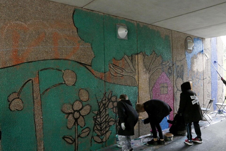 Under veckan pågår en kurs i graffiti i gångtunneln vid Tre rosors väg. Deltagarna har skissat upp linjerna till sitt verk, som är en sagovärld inspirerad av 1500-tal och Sten Sture.