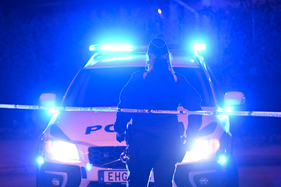 Polisen hade flera patruller på plats i Hammarby, Västerås, natten till söndagen. I området hittades en person skottskadad.Arkivbild.
