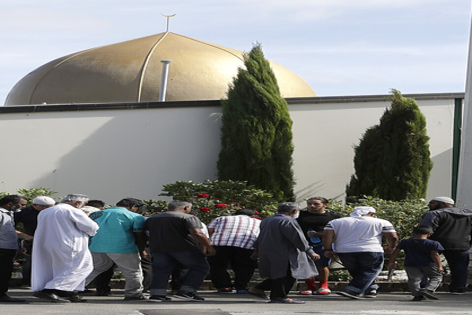 Antalet döda i terrordåden i Christchurch stiger sedan en turkisk man avlidit av sina skador. Här anländer personer till den drabbade al-Noor-moskén en dryg vecka efter attacken. Arkivbild.