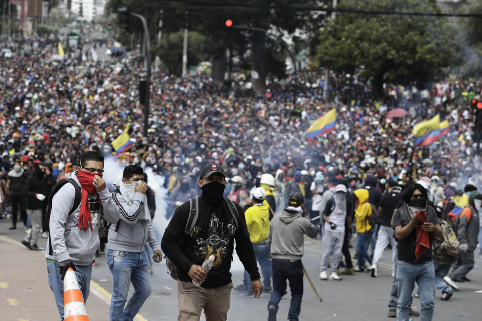 Demonstranter i massor i Quito på tisdagen.