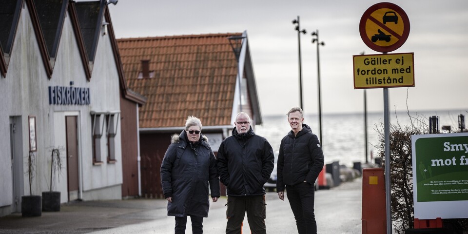 Camilla Möller och Stefan Nilsson från Smyge fiskrökeri och Mats Svensson från Café Smyge är upprörda över stängningen av vägen ner till sydligaste spetsen. Sedan november är vägen stängd på grund av stenläggningsarbete på hamnplan, men tanken är att det ska bli permanent.