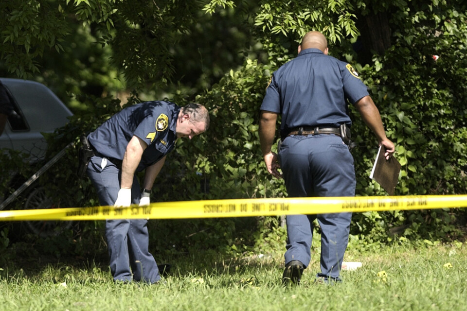 Poliser vid brottsplatsen där tre poliser dödades i Alabama 2004. Arkivbild.