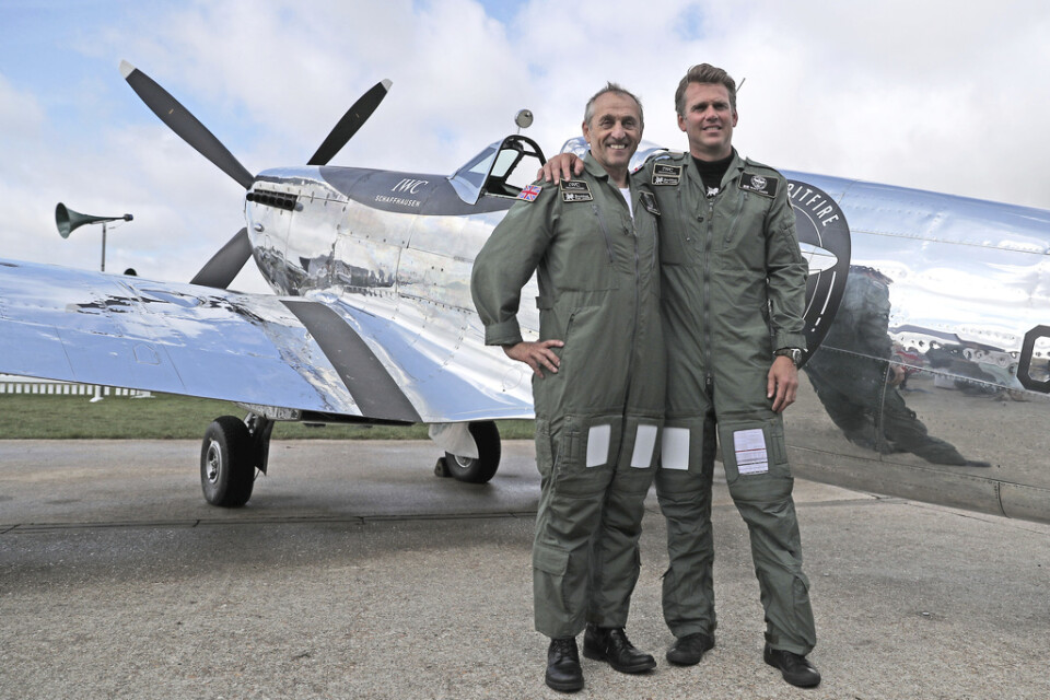 Piloterna Steve Brooks och Matt Jones innan det renoverade silvriga Spitfireflygplanet lyfte från Goodwood i södra England den 5 augusti för att börja sin flygning västerut jorden runt.