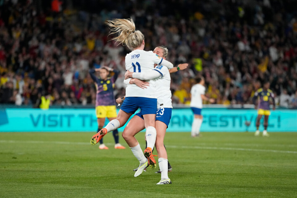Englands Lauren Hemp och Alessia Russo firar kvitteringen till 1–1 i kvartsfinalen mot Colombia.