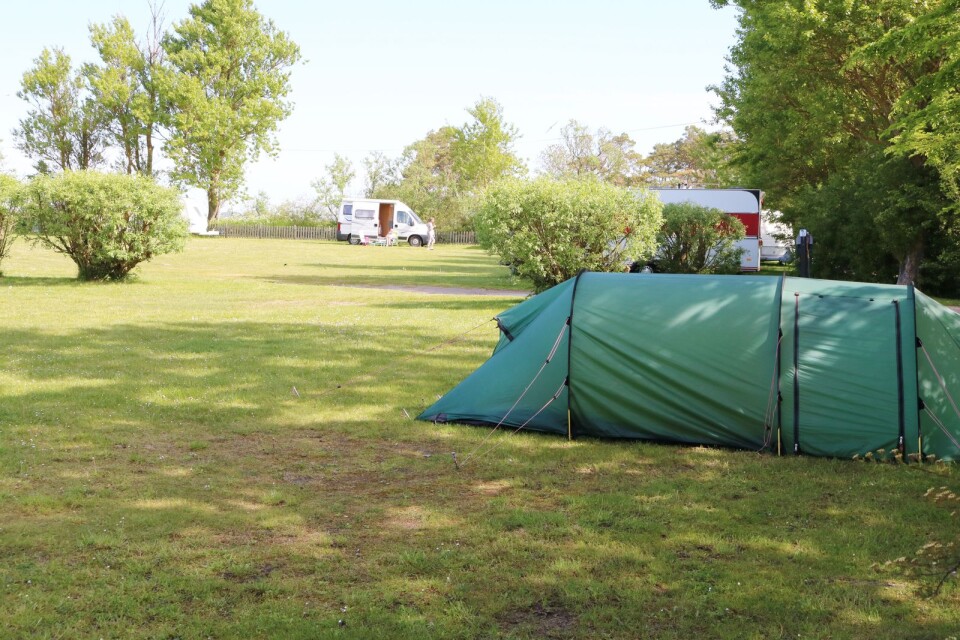 På Stenåsa stugor och camping finns hundra campingplatser, för tält, husvagnar och husbilar. Där finns även 12 stugor och 16 ställplatser.