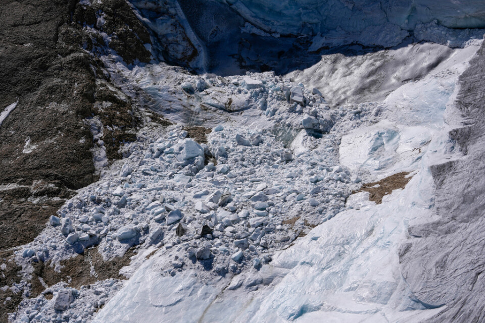 Rasmassor av is, snö och sten, på bild tagen från helikopter.