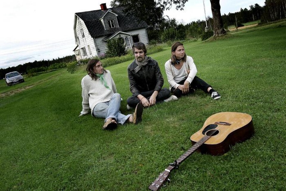 Musik, fotboll och kräftor på den alternativa festivalen, Kalvaslakt, som arrangeras av Jesper Elg, Joni Huttunen och Tias Carlson.