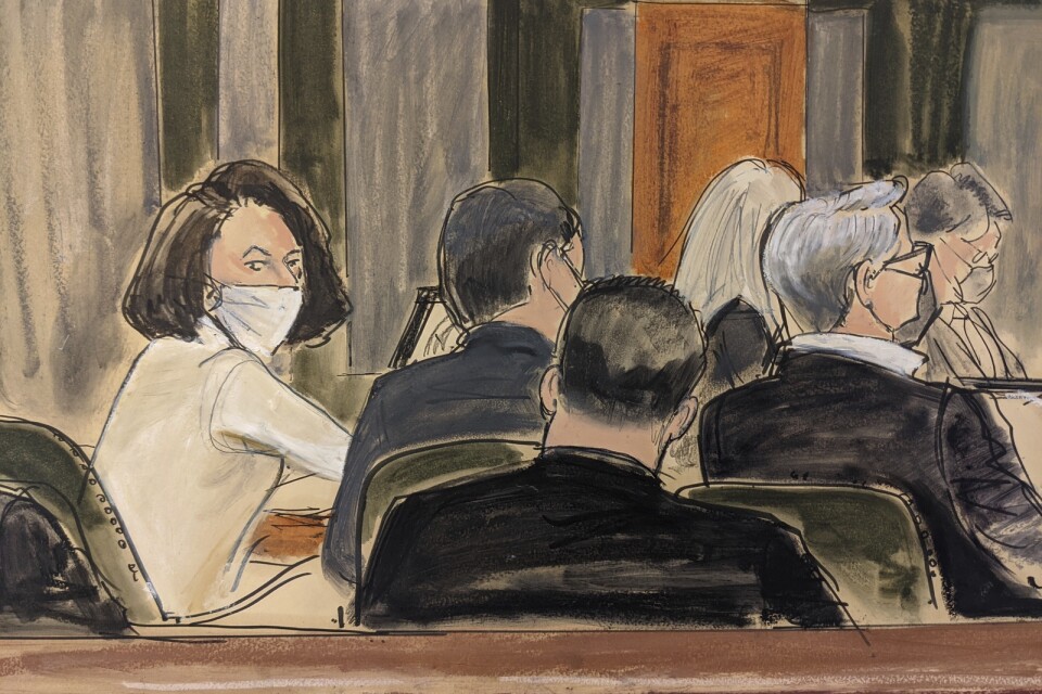 Rättegångsteckning på Ghislaine Maxwell, ljust klädd med munskydd, under måndagens förhandling i domstolen i New York.
