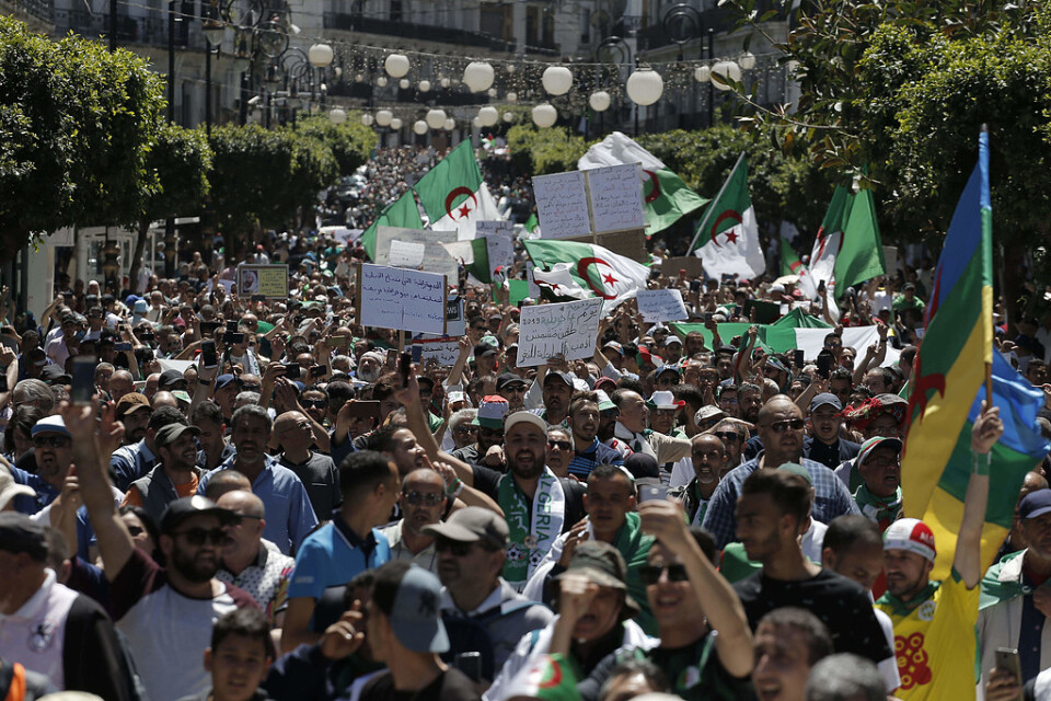 Demonstranter på gatorna i Algeriets huvudstad Alger.