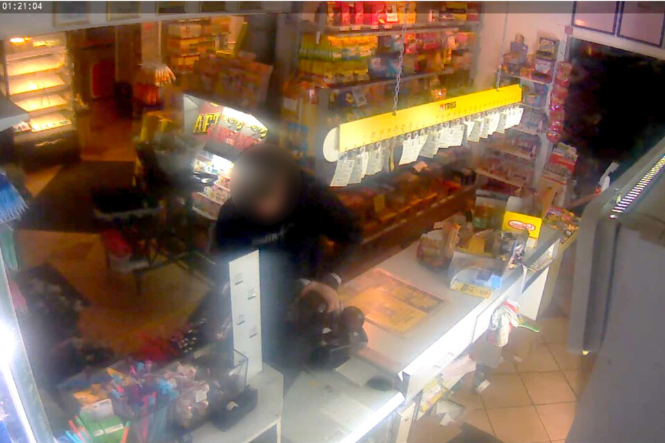 På bilder från butikens övervakningskamera syns 21-åringen slita åt sig växelkassan, efter att tillsammans med en kumpan krossat en ruta och klättrat in.