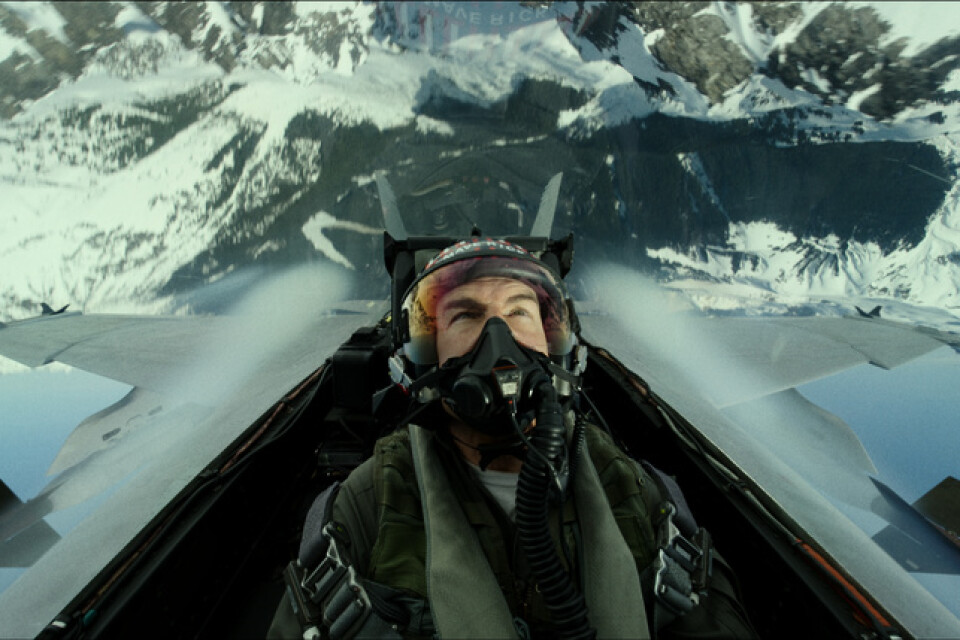 Tom Cruise är känd för att göra sina egna stunttrick och i den kommande uppföljaren till Top Gun är många av scenerna inspelade i riktiga stridsflygplan – men med professionella piloter. Pressbild.