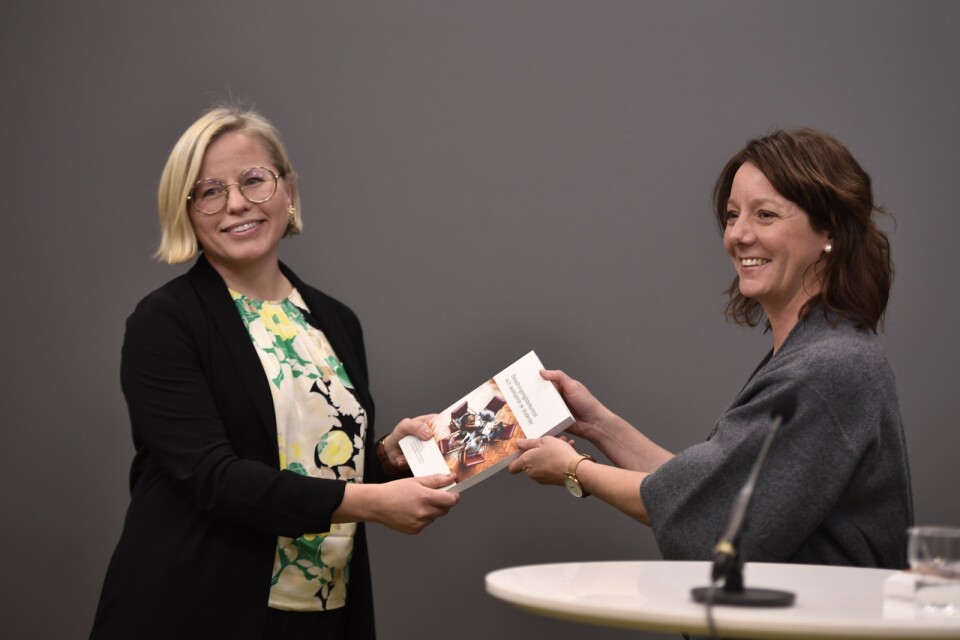 Regeringens särskilda utredare Ulrika Söderqvist (till vänster) överlämnar sitt betänkande till Matilda Ernkrans (S), minister för högre utbildning och forskning.