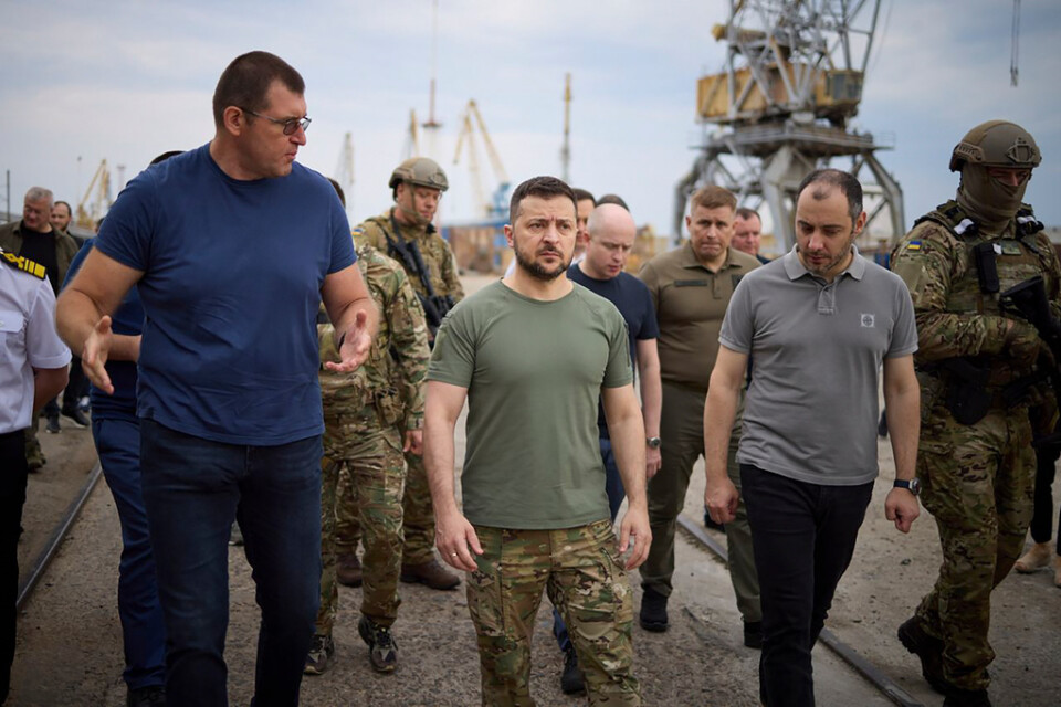 Ukrainas president Volodymyr Zelenskyj – i mitten --under ett besök i Tjornomorsk i juli förra året. Arkivbild.