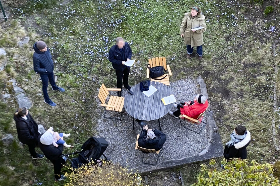 Årsmöte utomhus i en bostadsförening i Stockholm.